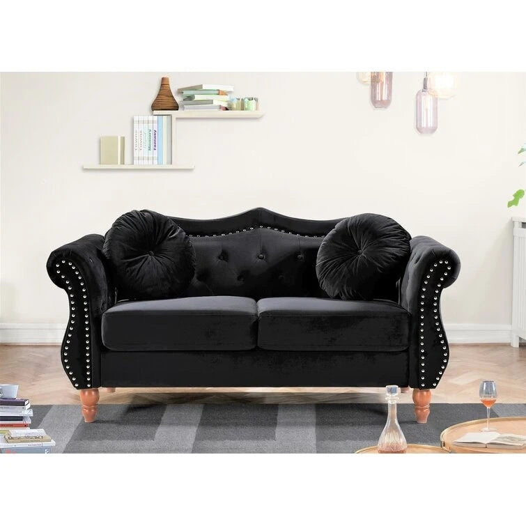 Causeuse capitonnée de style Chesterfield du milieu du siècle avec clous décoratifs et pieds en bois