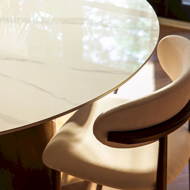 Table à manger ronde moderne avec plateau en pierre brillante blanche et piédestal en bronze