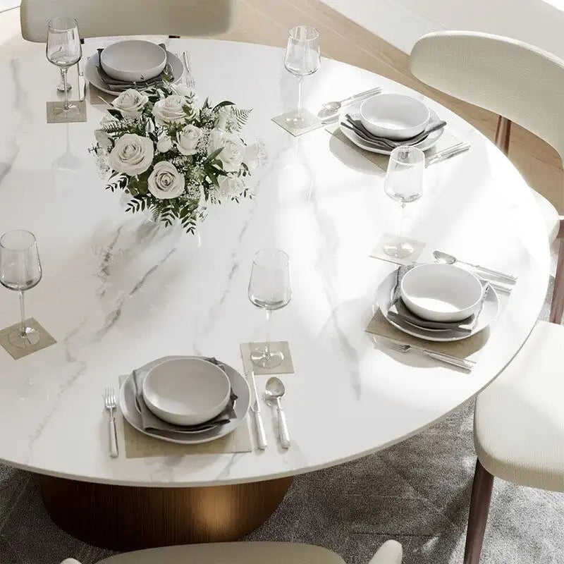 Table à manger ronde moderne avec plateau en pierre brillante blanche et piédestal en bronze